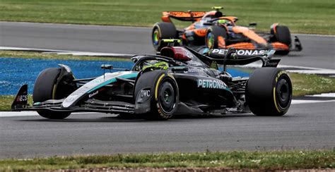 Hamilton wint zinderende regenrace in Silverstone, Verstappen .